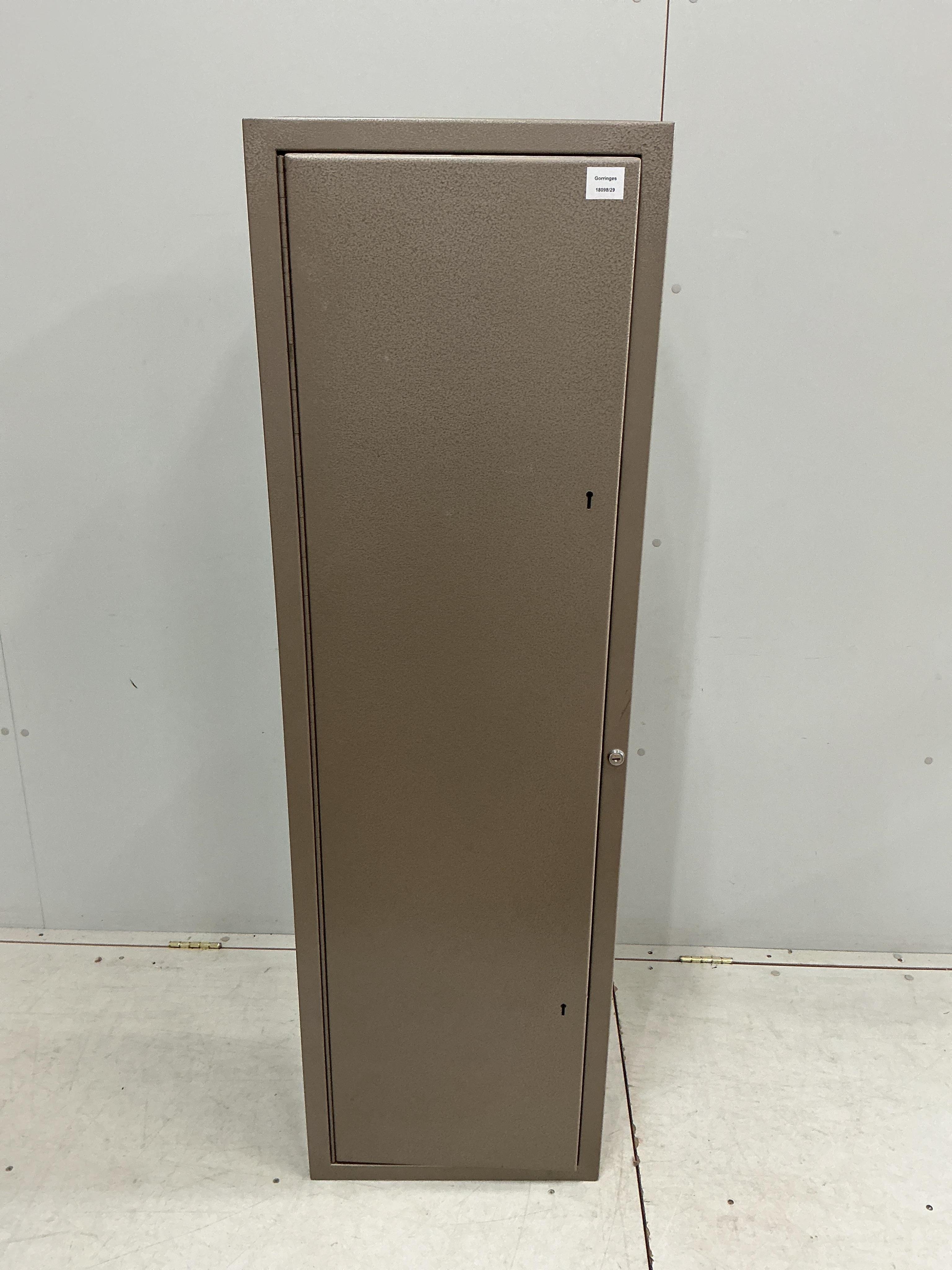 A modern five gun cabinet, width 46cm, depth 30cm, height 153cm